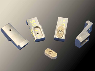 Spannfinger mit eingesetzten Spannmessern aus hochfestem Stahl oder Hartmetall